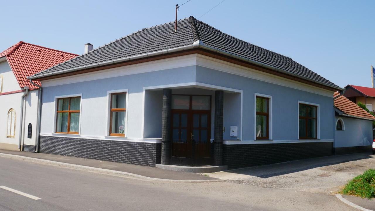 Idill Apartmanház B&B Tiszafüred Esterno foto