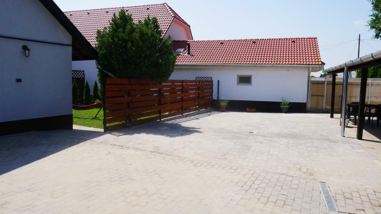 Idill Apartmanház B&B Tiszafüred Esterno foto