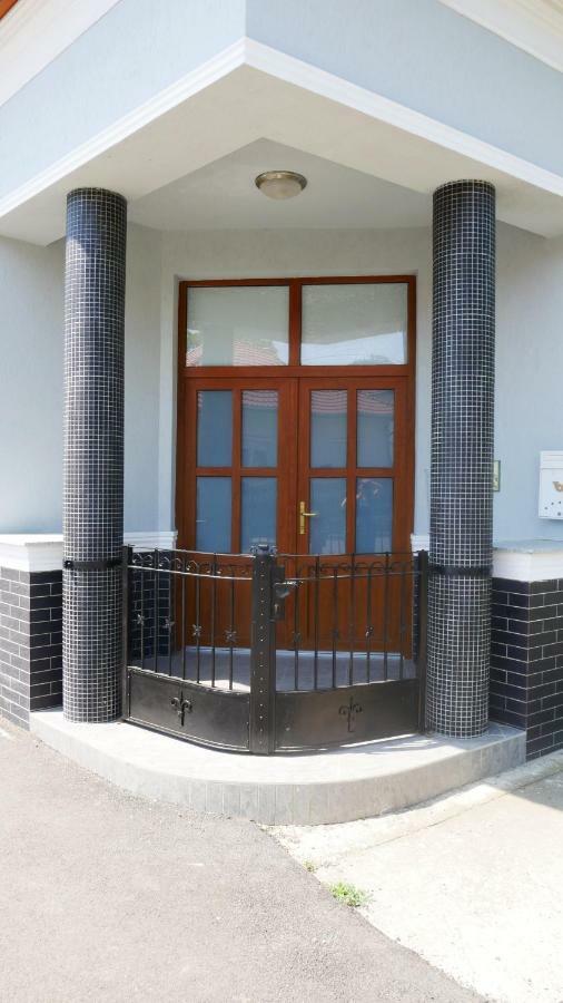 Idill Apartmanház B&B Tiszafüred Esterno foto
