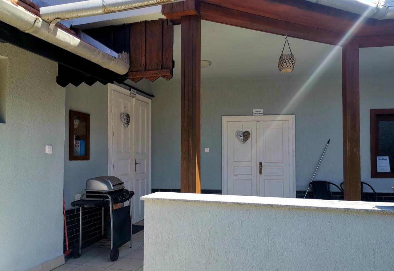 Idill Apartmanház B&B Tiszafüred Esterno foto